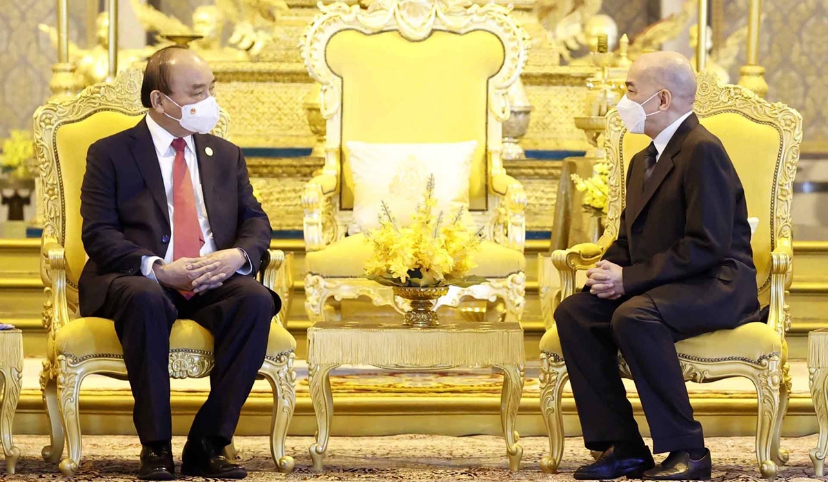 State President Phuc meets Cambodian King Sihamoni